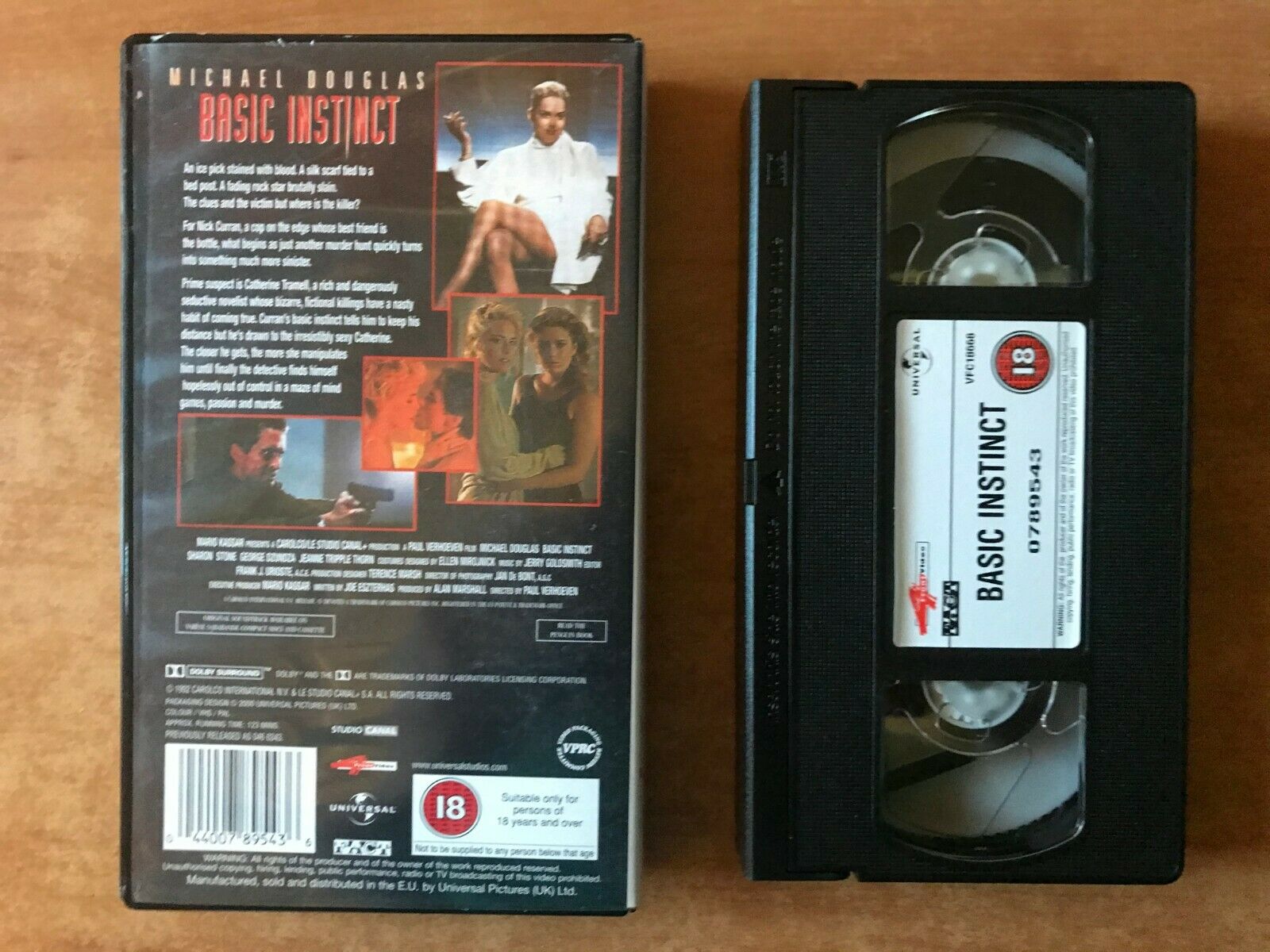 Basic Instinct: Neo-Noir Erotic Thriller [Michael Douglas / Sharon Stone] VHS-