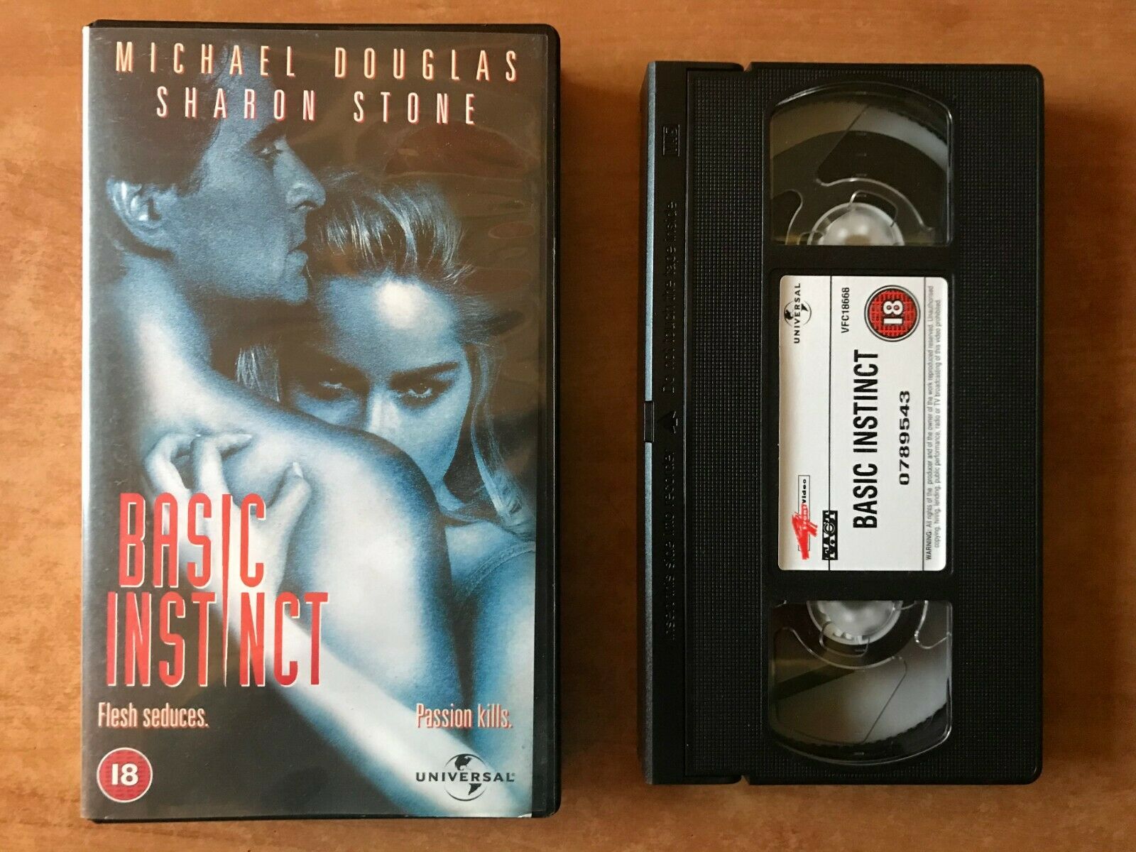 Basic Instinct: Neo-Noir Erotic Thriller [Michael Douglas / Sharon Stone] VHS-