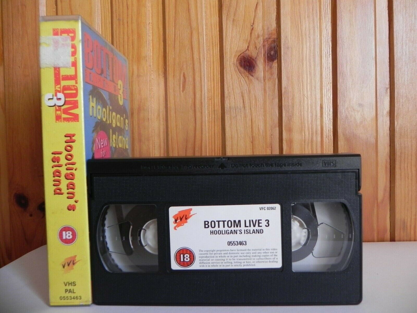 Bottom Live 3: Hooligan's Island - Live Show - Comedy - Uncensored - Pal VHS-