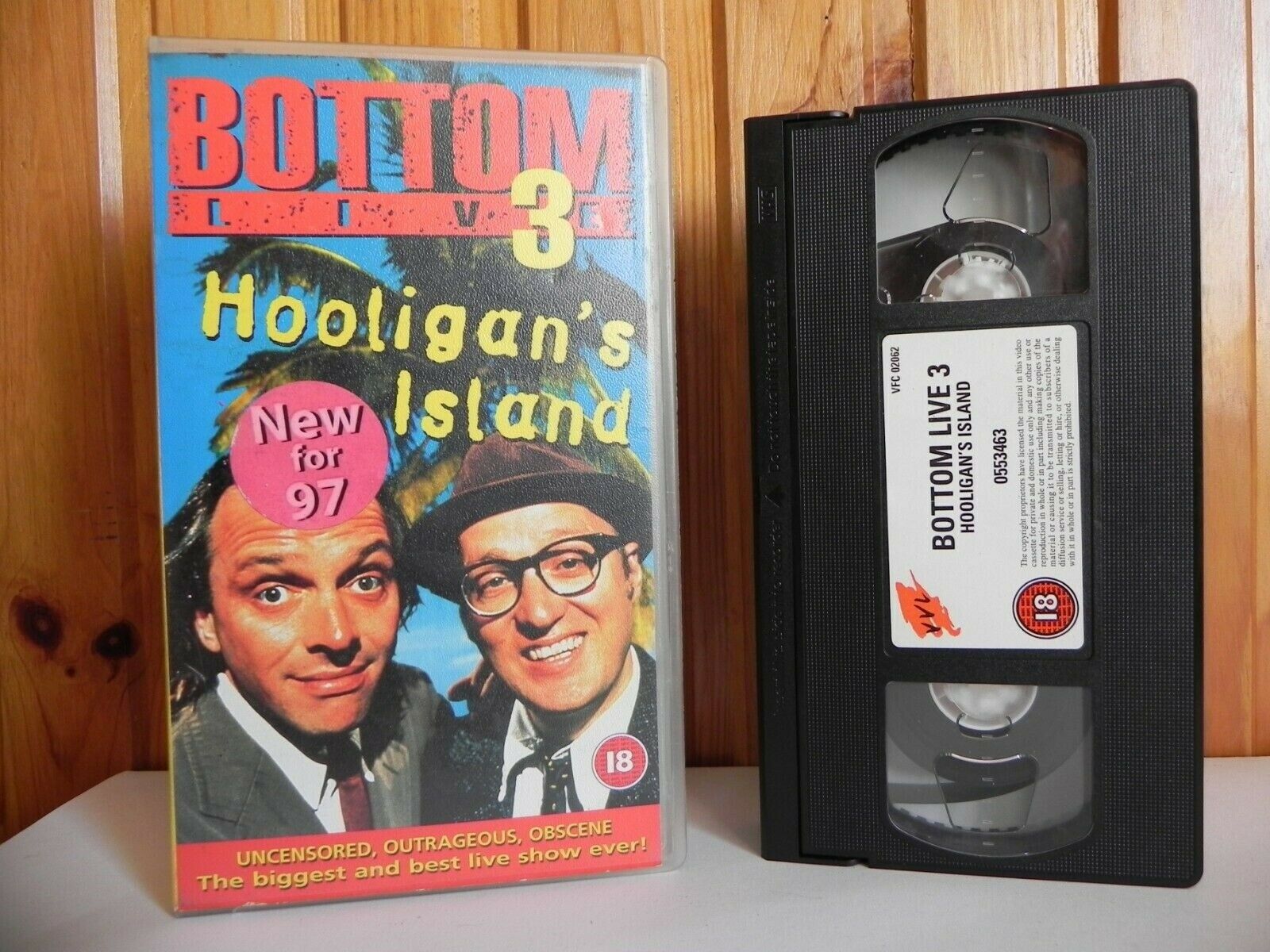 Bottom Live 3: Hooligan's Island - Live Show - Comedy - Uncensored - Pal VHS-