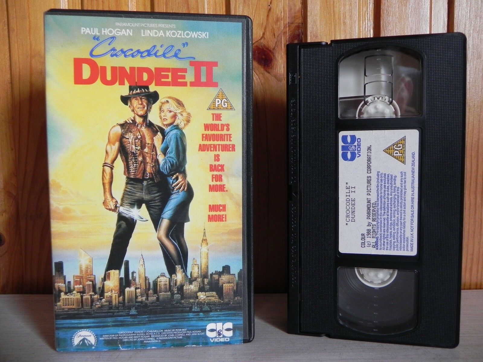 Crocodile Dundee 2 - CBS/FOX - Adventure - Paul Hogan - Linda Kozlowski - VHS-