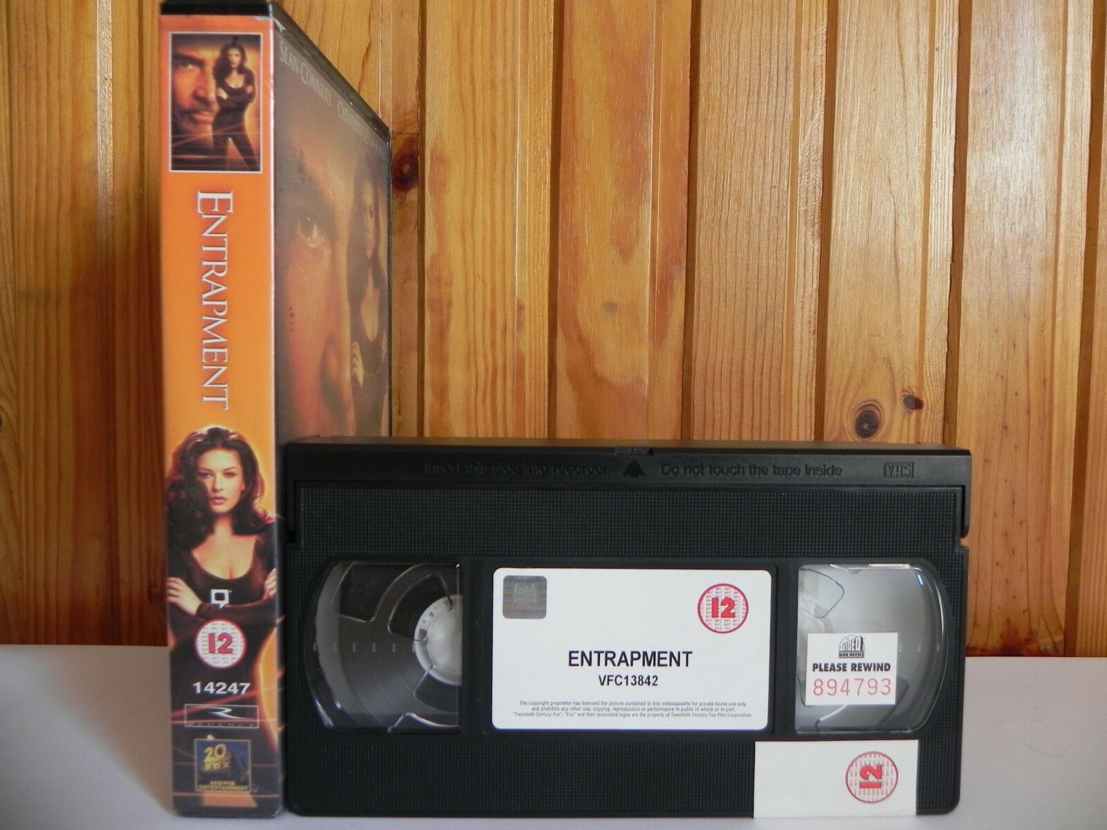 Entrapment - Action - Highly Enjoyable - Catherine Zeta-Jones - Large Box - VHS-