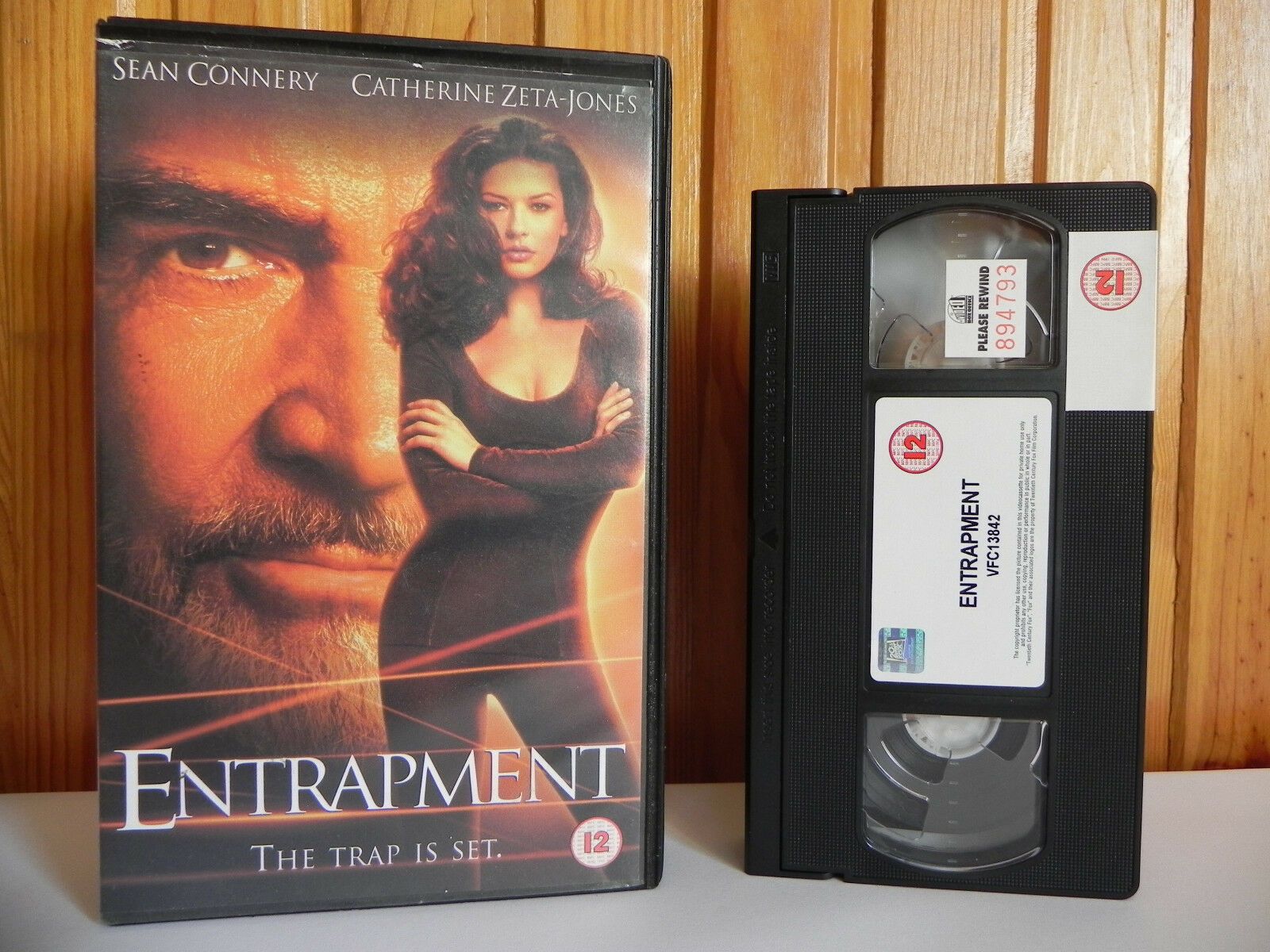 Entrapment - Action - Highly Enjoyable - Catherine Zeta-Jones - Large Box - VHS-