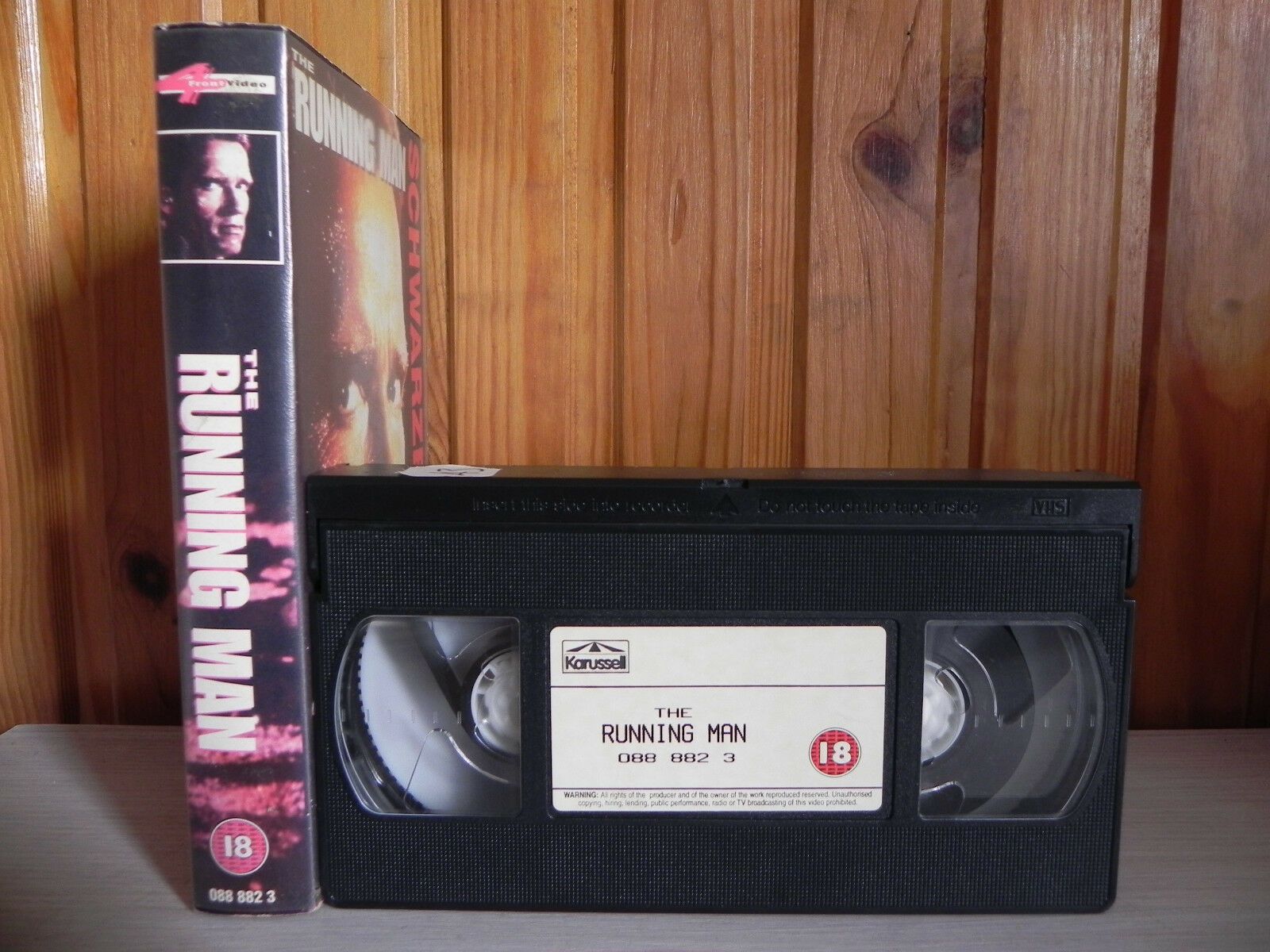 Running Man - Schwarzenegger - Later Release - 1996 Karussell - Small Box - VHS-