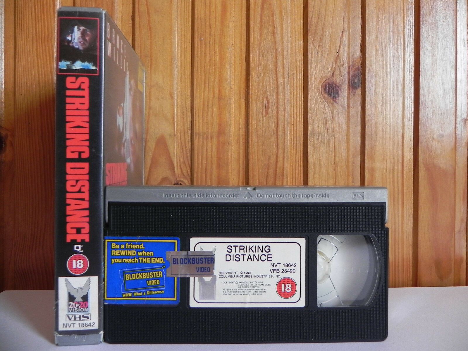 Striking Distance - 20 20 Vision - Action - Ex-Rental - Large Box - Pal VHS-